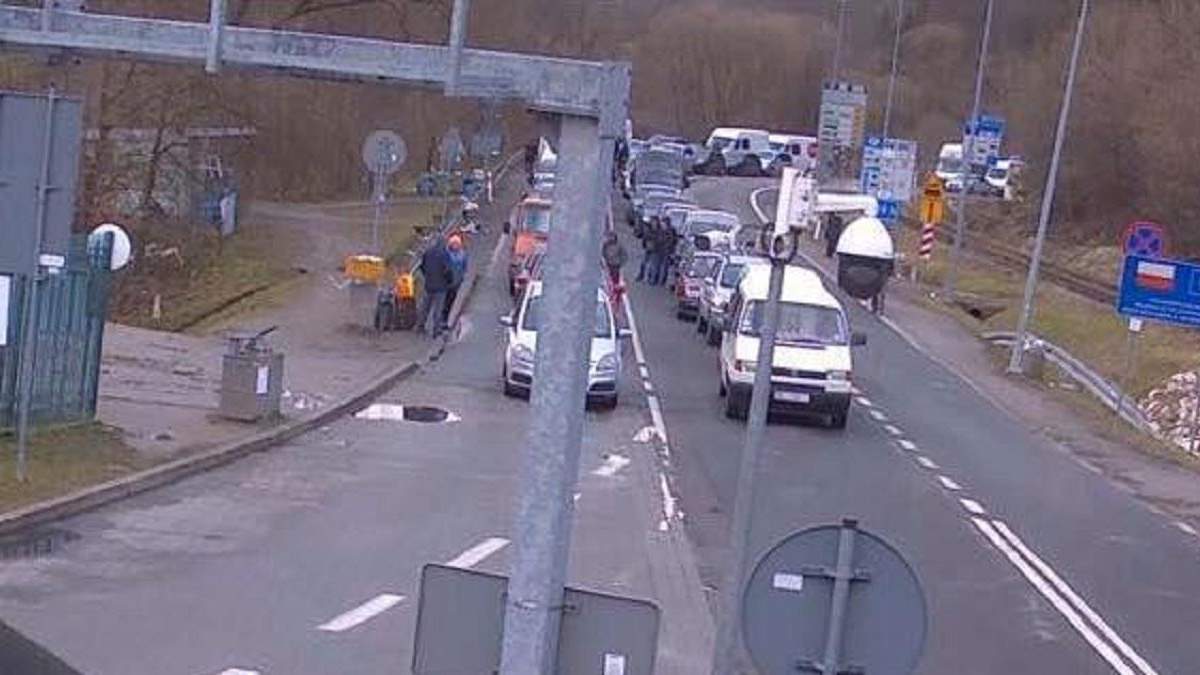На польсько-українському кордоні великі черги На польсько-українському кордоні великі черги