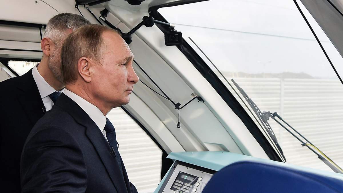 Володимир Путін під час поїздки потягом Кримським мостом Володимир Путін під час поїздки потягом Кримським мостом