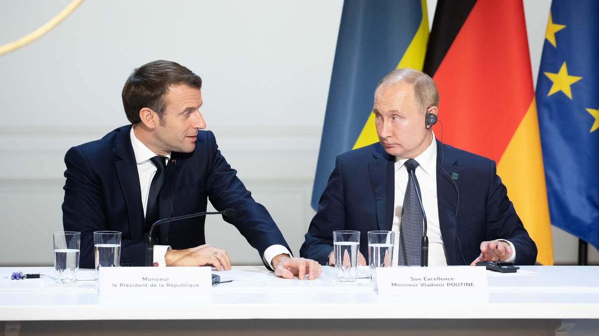Еммануель Макрон і Володимир Путін Еммануель Макрон і Володимир Путін