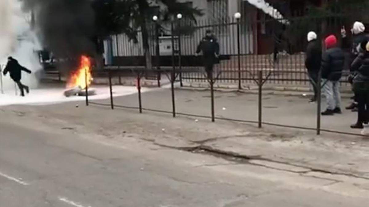 У Каховці під управлінням поліції протестують через резонансне вбивство місцевого жителя У Каховці під управлінням поліції протестують через резонансне вбивство місцевого жителя