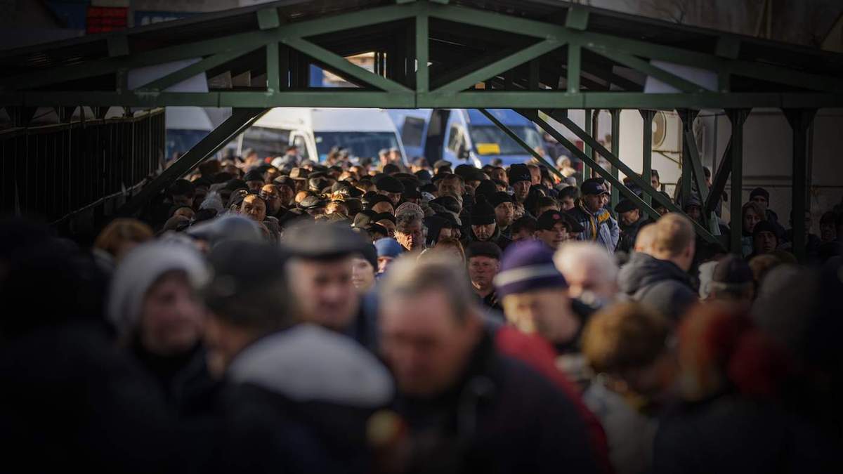 У черзі за українською пенсією померла організатор нелегітимного "референдуму" на Донбасі У черзі за українською пенсією померла організатор нелегітимного "референдуму" на Донбасі