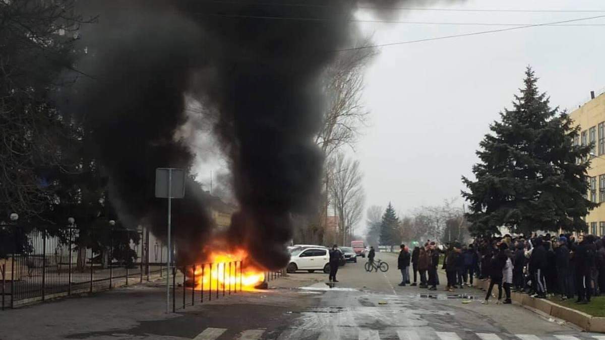Полиция после протестов в Каховке встретилась с родственниками пострадавшего Полиция после протестов в Каховке встретилась с родственниками пострадавшего