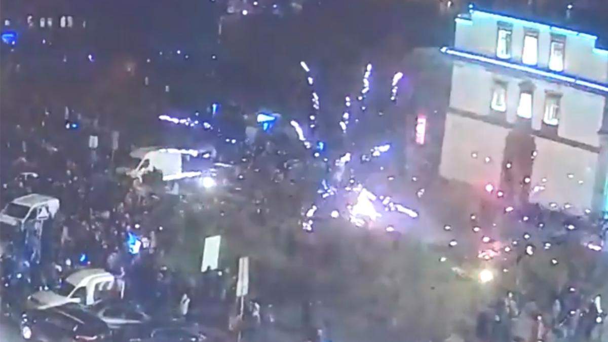 У новорічну ніч біля одеського Оперного феєрверк почав вибухати в натовпі: відео інциденту У новорічну ніч біля одеського Оперного феєрверк почав вибухати в натовпі: відео інциденту