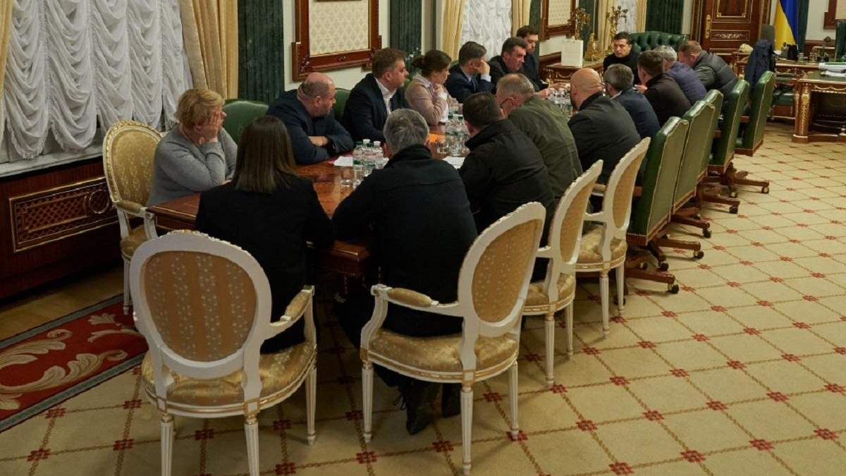 Зеленський зібрав термінову нічну нараду через авіакатастрофу літака МАУ в Ірані Зеленський зібрав термінову нічну нараду через авіакатастрофу літака МАУ в Ірані
