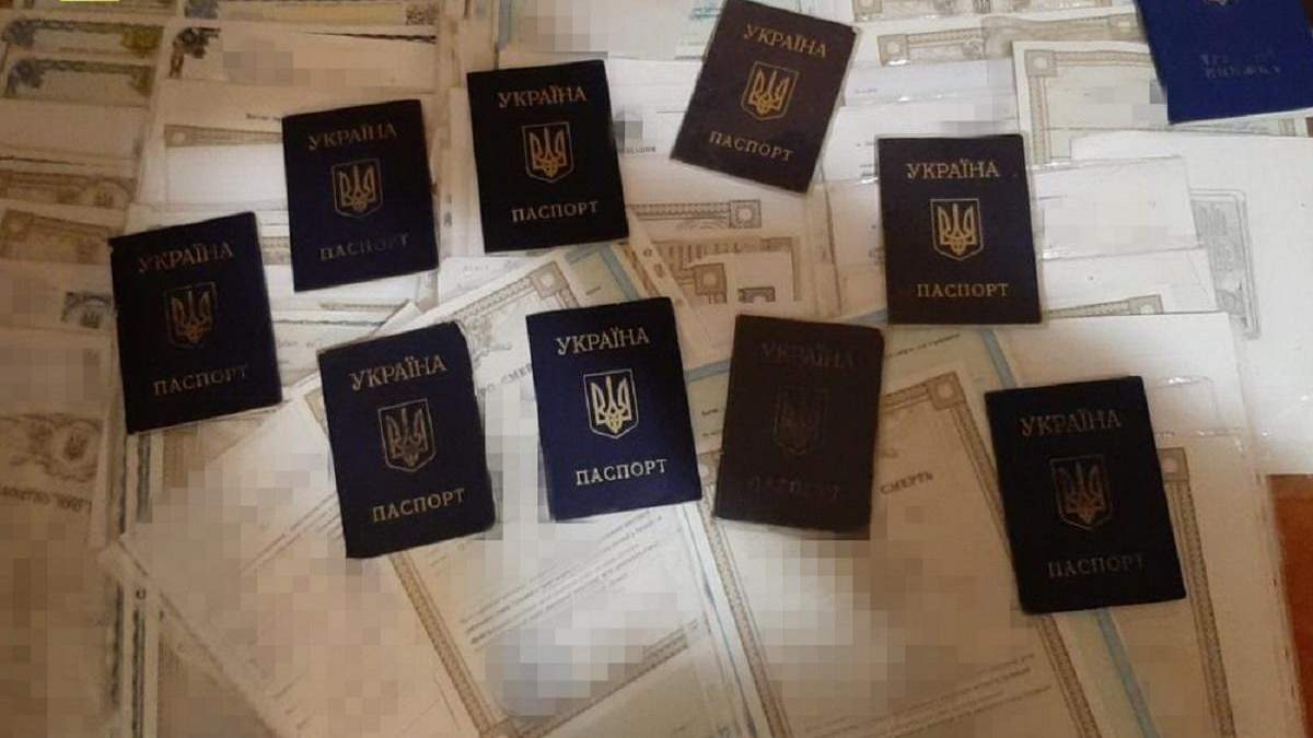 СБУ вилучила у перевізника 150 документів мешканців окупованих територій СБУ вилучила у перевізника 150 документів мешканців окупованих територій