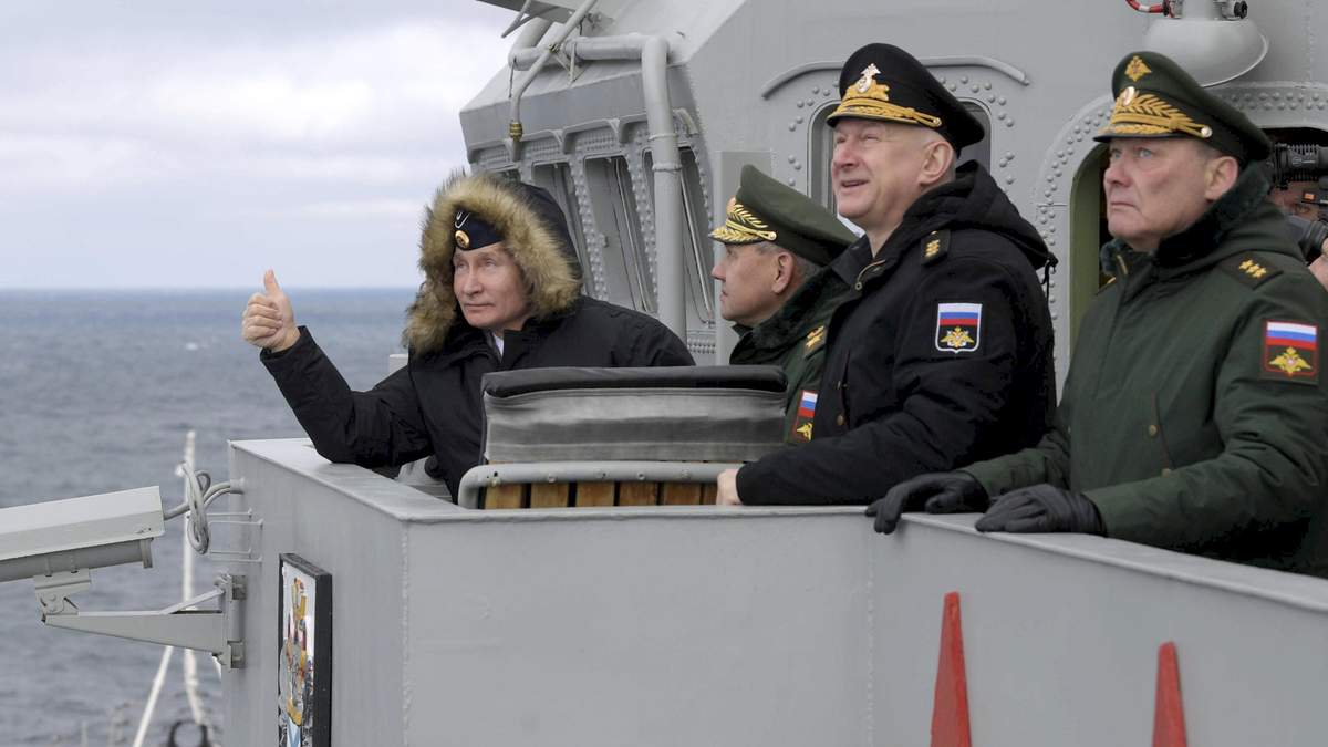 Володимир Путін на російських військових навчаннях біля Криму Володимир Путін на російських військових навчаннях біля Криму