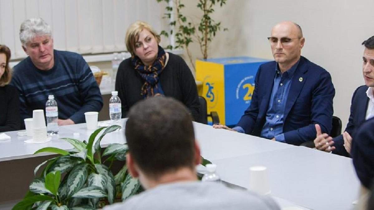 Зеленський і родичі загиблих в авіакатастрофі українців Зеленський і родичі загиблих в авіакатастрофі українців