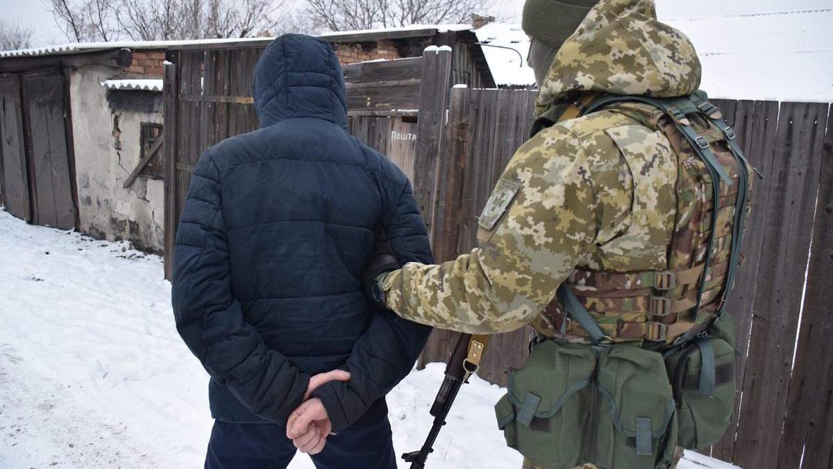 Українські прикордонники затримали бойовика, що охороняв рештки MH17 Українські прикордонники затримали бойовика, що охороняв рештки MH17