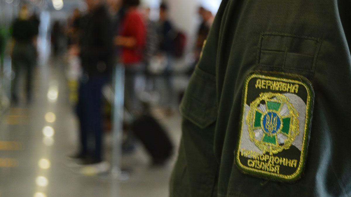 Агресивний чоловік чіплявся до пасажирів і лаявся, його затримали прикордонники Агресивний чоловік чіплявся до пасажирів і лаявся, його затримали прикордонники