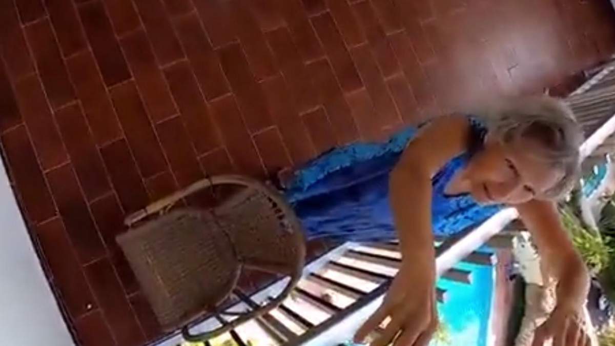 Літня жінка рятує парашутиста Літня жінка рятує парашутиста