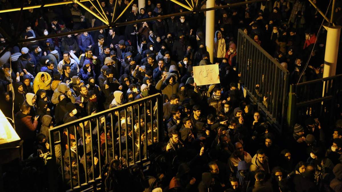 Поліція почала стріляти у протестувальників у Тегерані Поліція почала стріляти у протестувальників у Тегерані