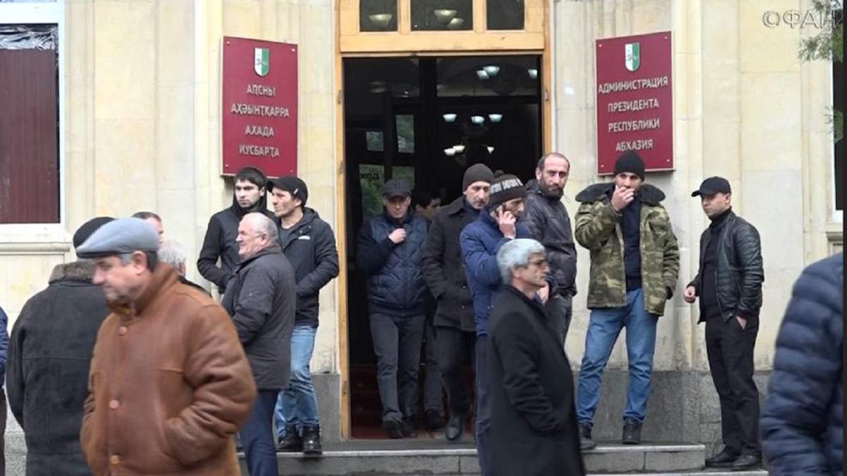 Протестувальники у захопленій "адміністрації президента" Абхазії Протестувальники у захопленій "адміністрації президента" Абхазії