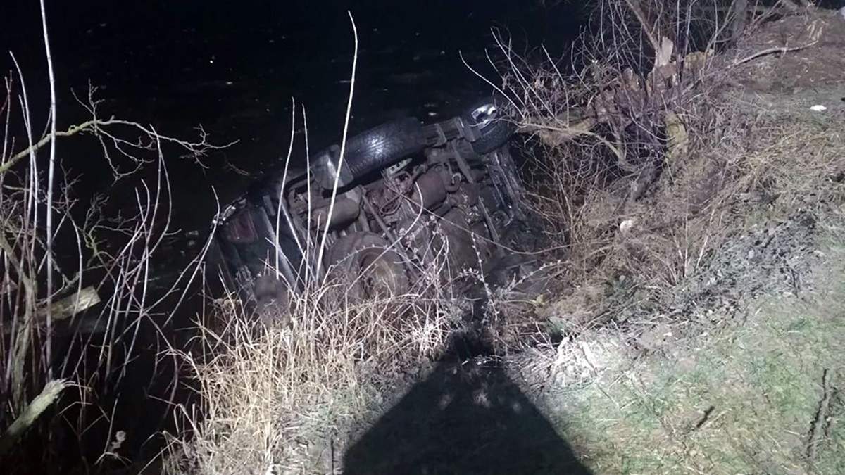 На Дніпропетровщині у ставку затонуло авто з 4 людьми На Дніпропетровщині у ставку затонуло авто з 4 людьми