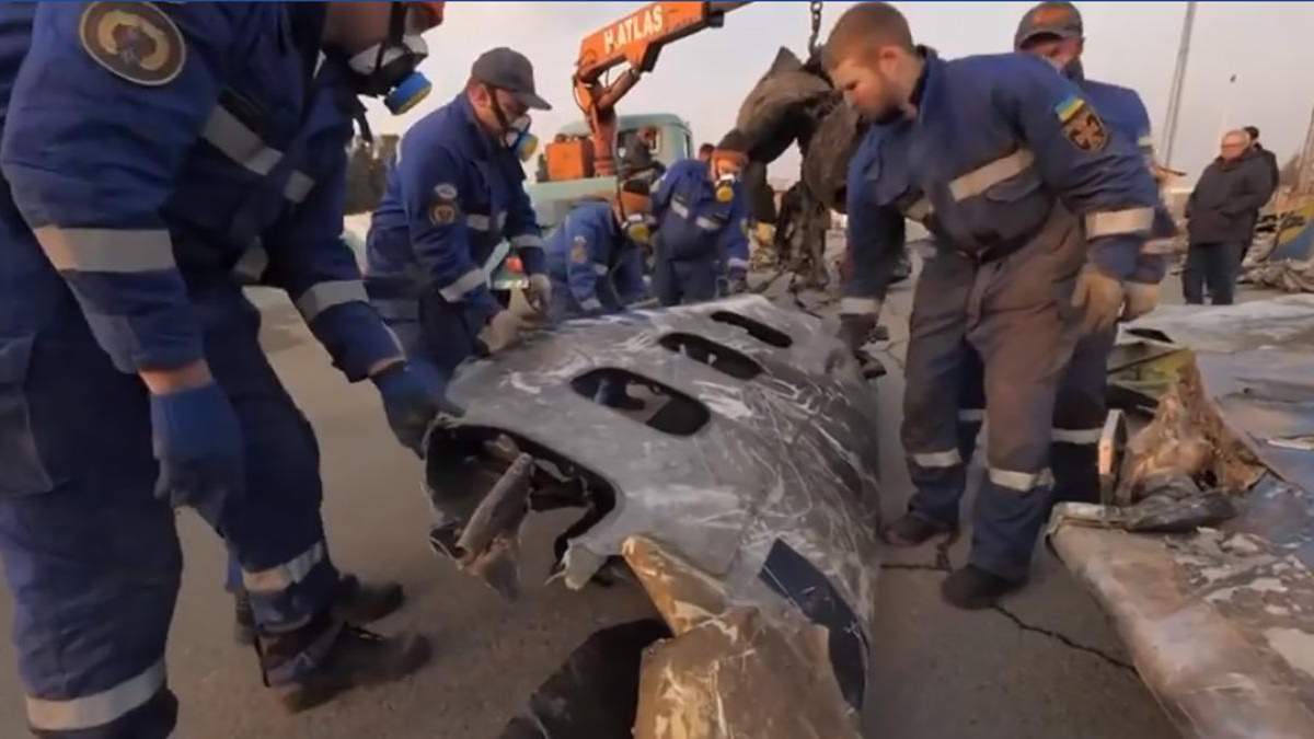 Українські рятувальники показали відео з місця катастрофи МАУ Українські рятувальники показали відео з місця катастрофи МАУ