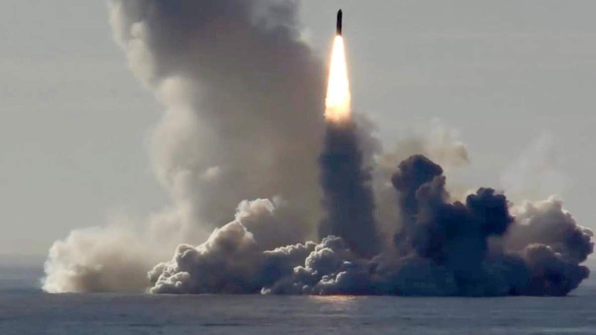 Запуск ракети з субмарини у Росії Запуск ракети з субмарини у Росії