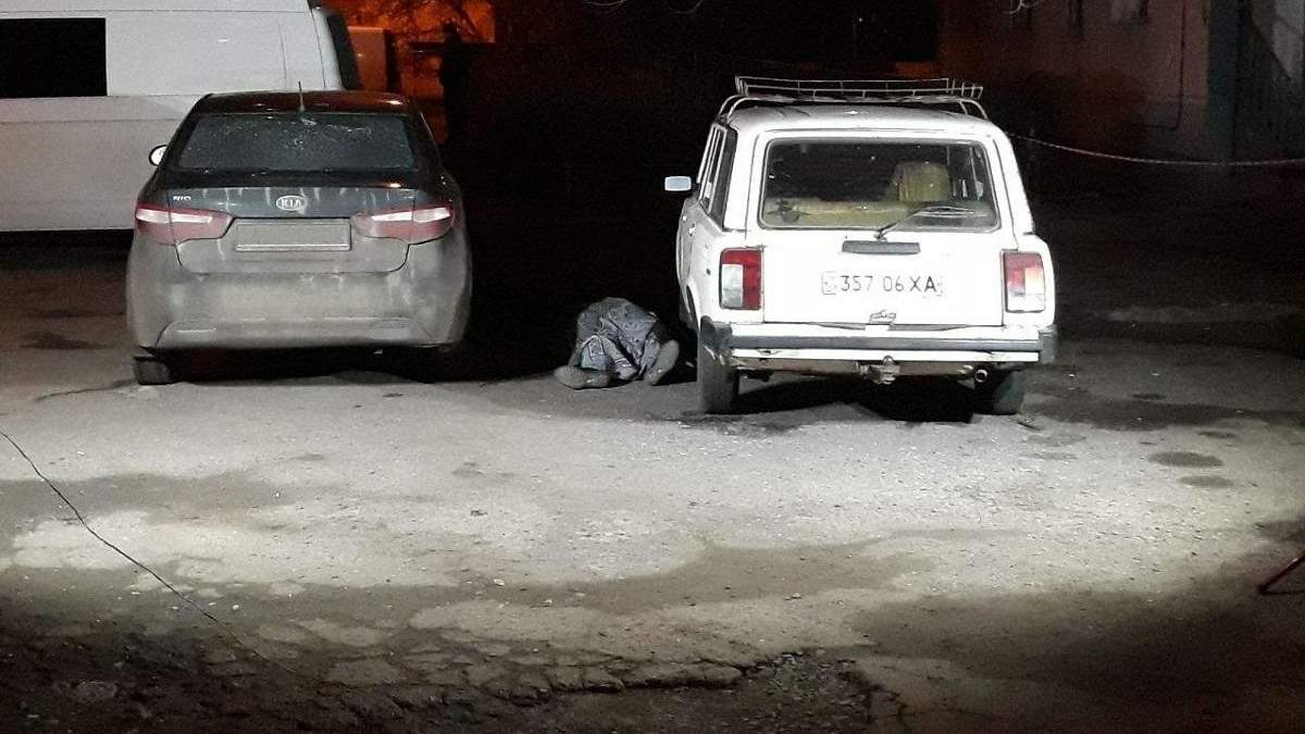 У Харкові невідомий кілер вбив чоловіка прямо біля під'їзду будинку У Харкові невідомий кілер вбив чоловіка прямо біля під'їзду будинку