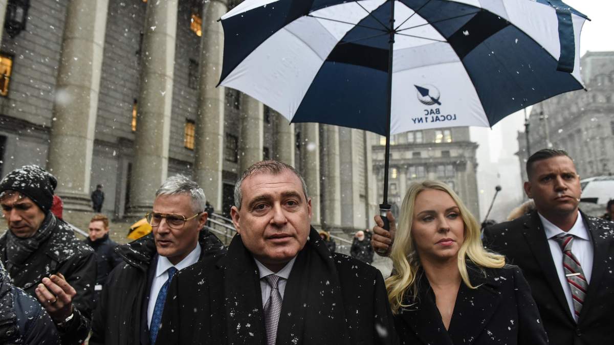Лев Парнас с женой возле Нью-Йоркского суда Лев Парнас с женой возле Нью-Йоркского суда