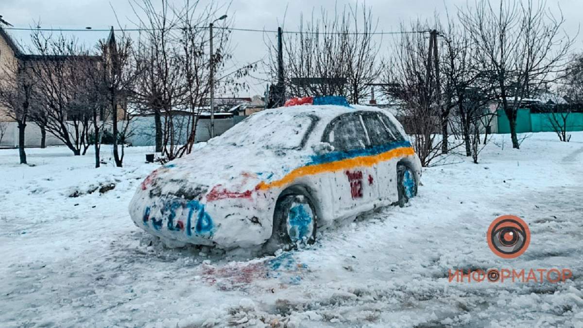 Снежная копия патрульного автомобиля Снежная копия патрульного автомобиля
