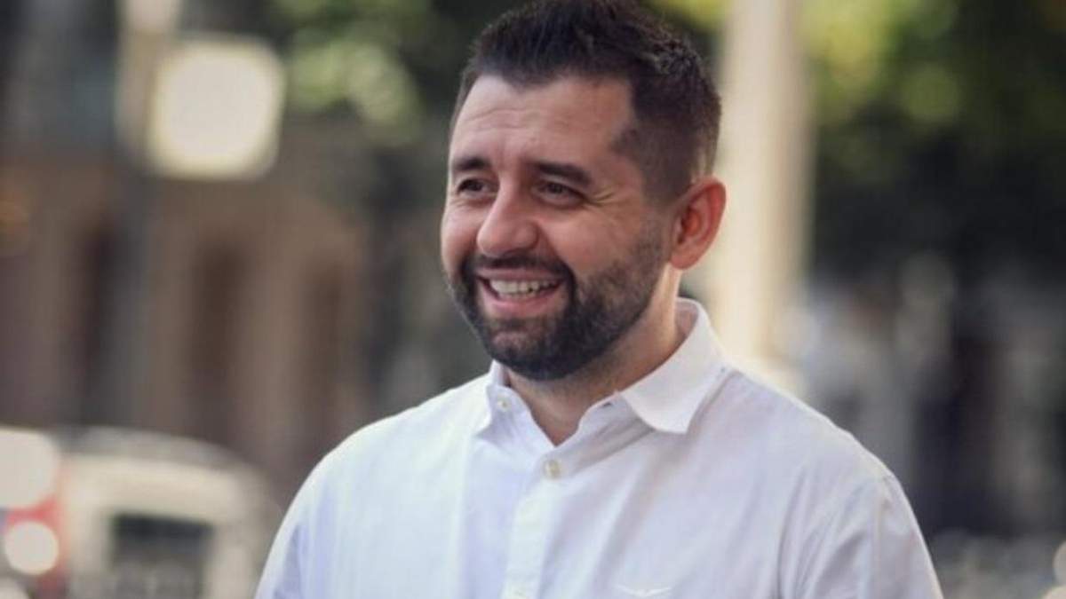 Арахамія під Чорний бумер танцював в клубі – відео Арахамія під Чорний бумер танцював в клубі – відео