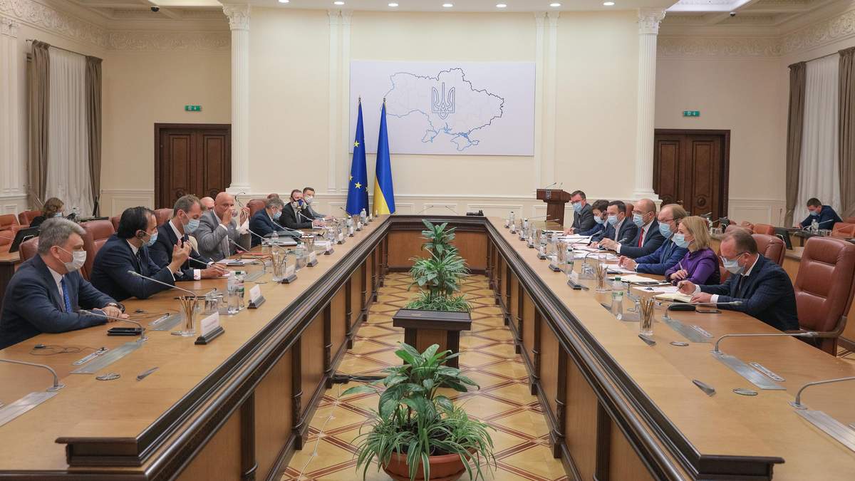 Скільки людей є радниками та помічниками в уряді Шмигаля Скільки людей є радниками та помічниками в уряді Шмигаля