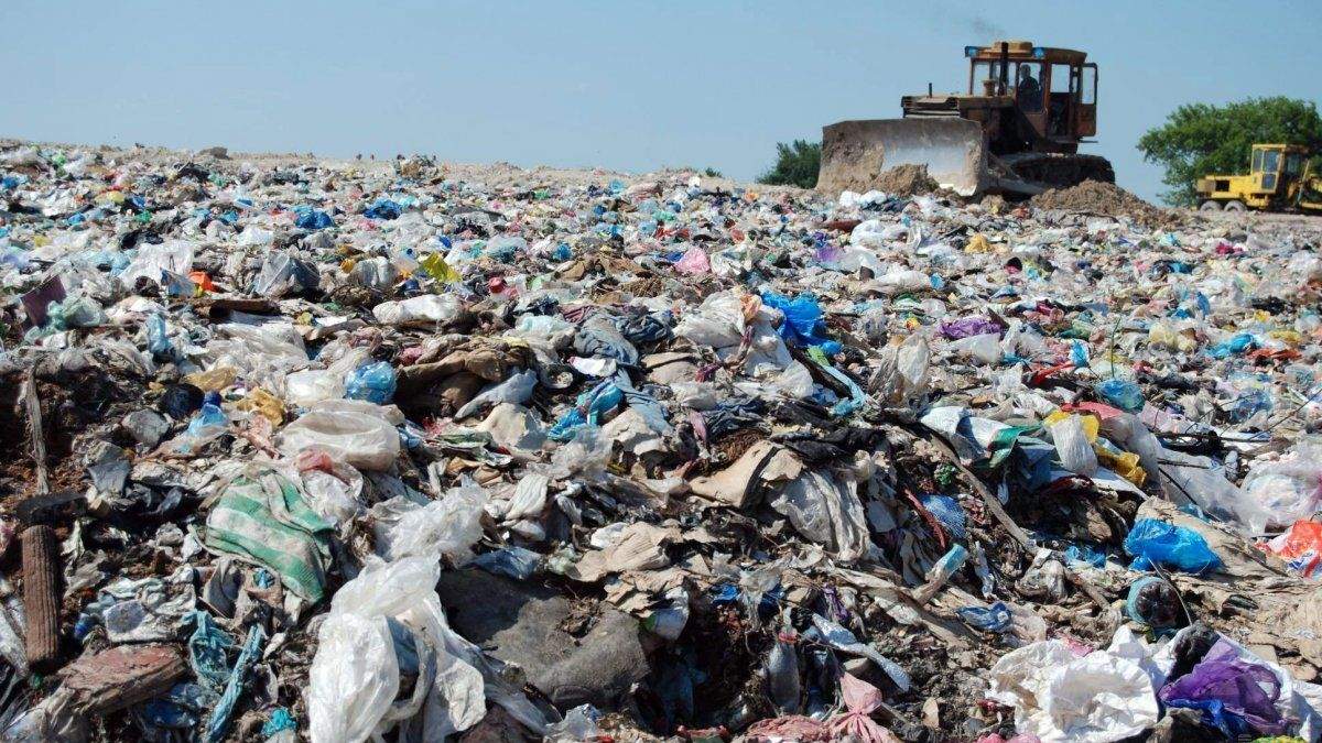 У Києві знайшли величезне незаконне сміттєзвалище У Києві знайшли величезне незаконне сміттєзвалище