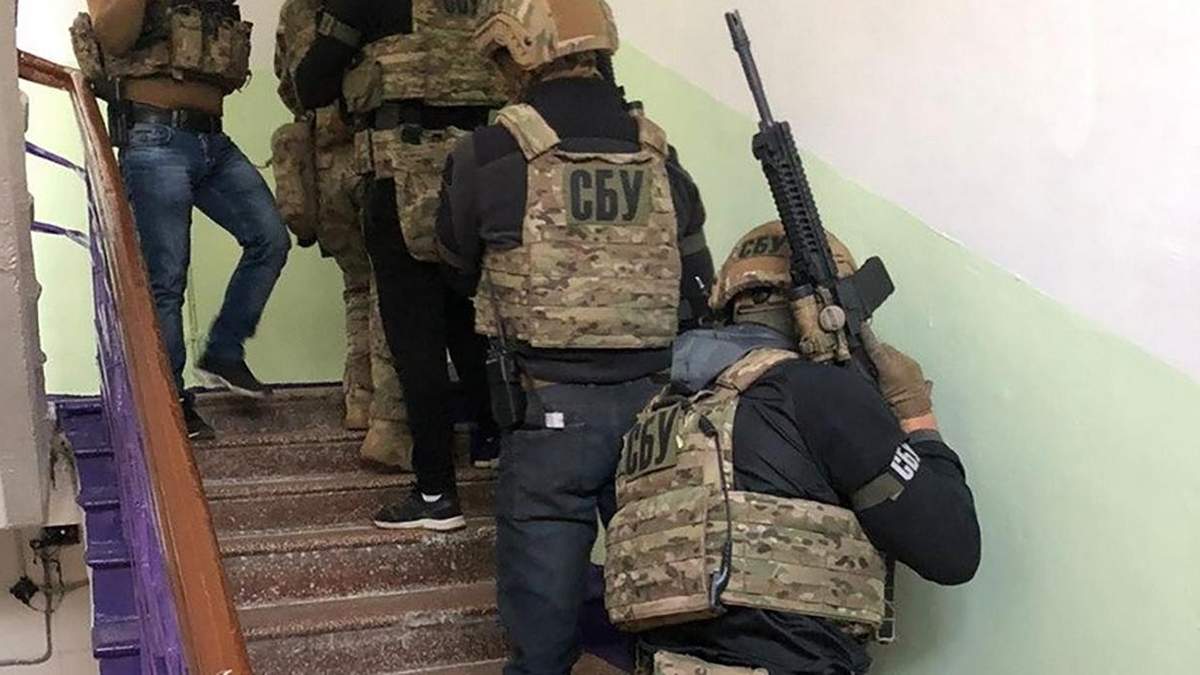 СБУшники затримали свого ексколегу в Краматорську СБУшники затримали свого ексколегу в Краматорську
