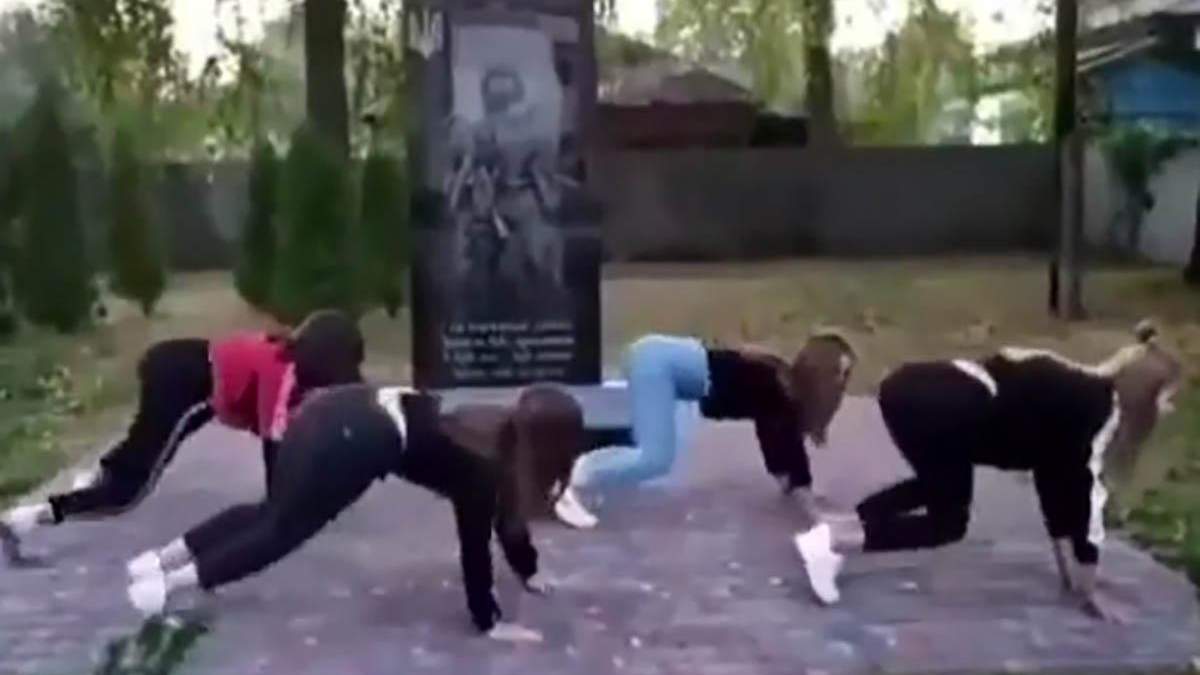 На Черниговщине школьницы танцевали тверк у памятника воинам, видео На Черниговщине школьницы танцевали тверк у памятника воинам, видео