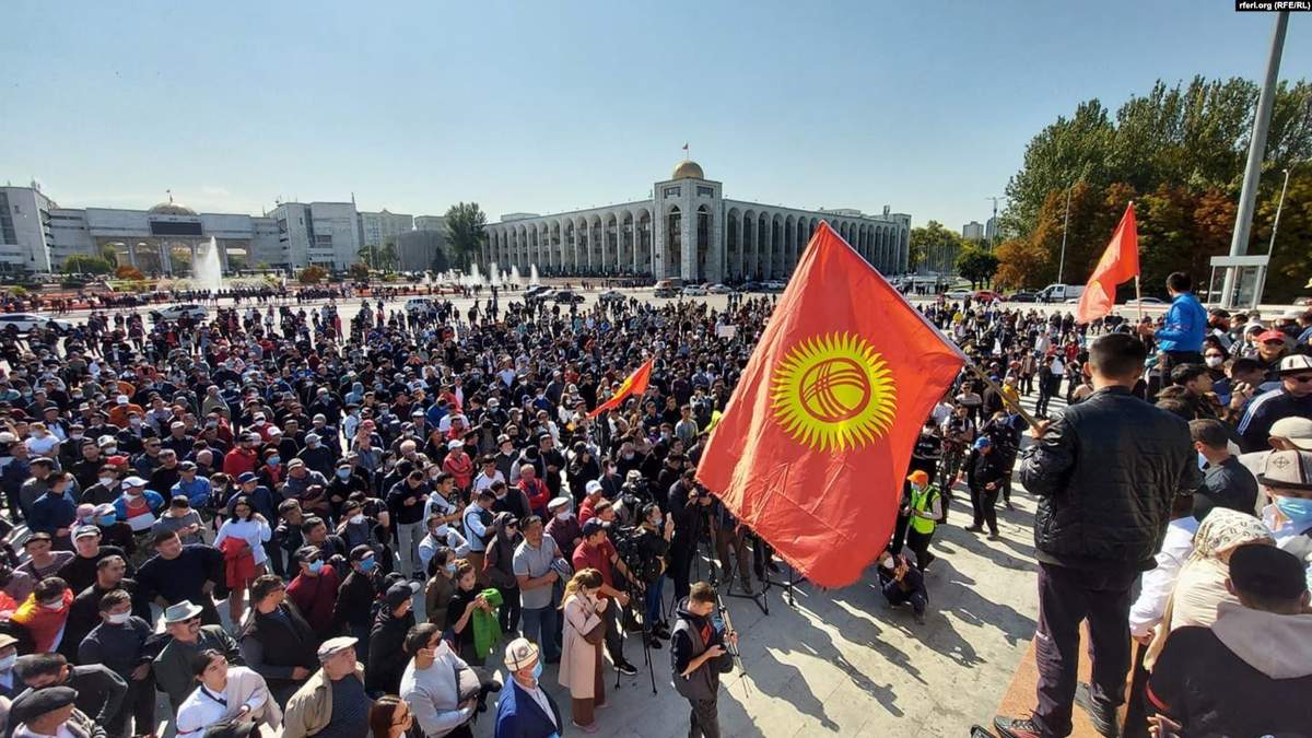 У Киргизстані протестують через результати виборів У Киргизстані протестують через результати виборів