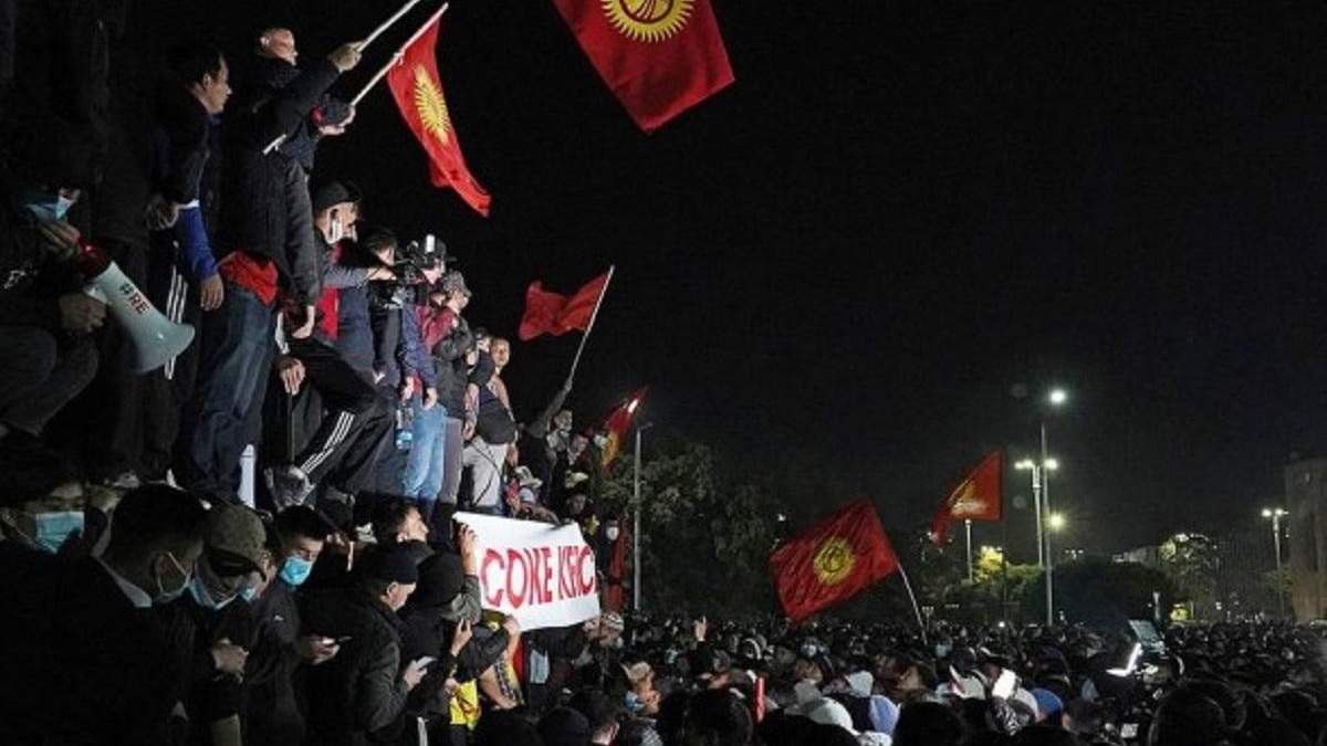 В Кыргызстане участники протестов окружили здание парламента В Кыргызстане участники протестов окружили здание парламента