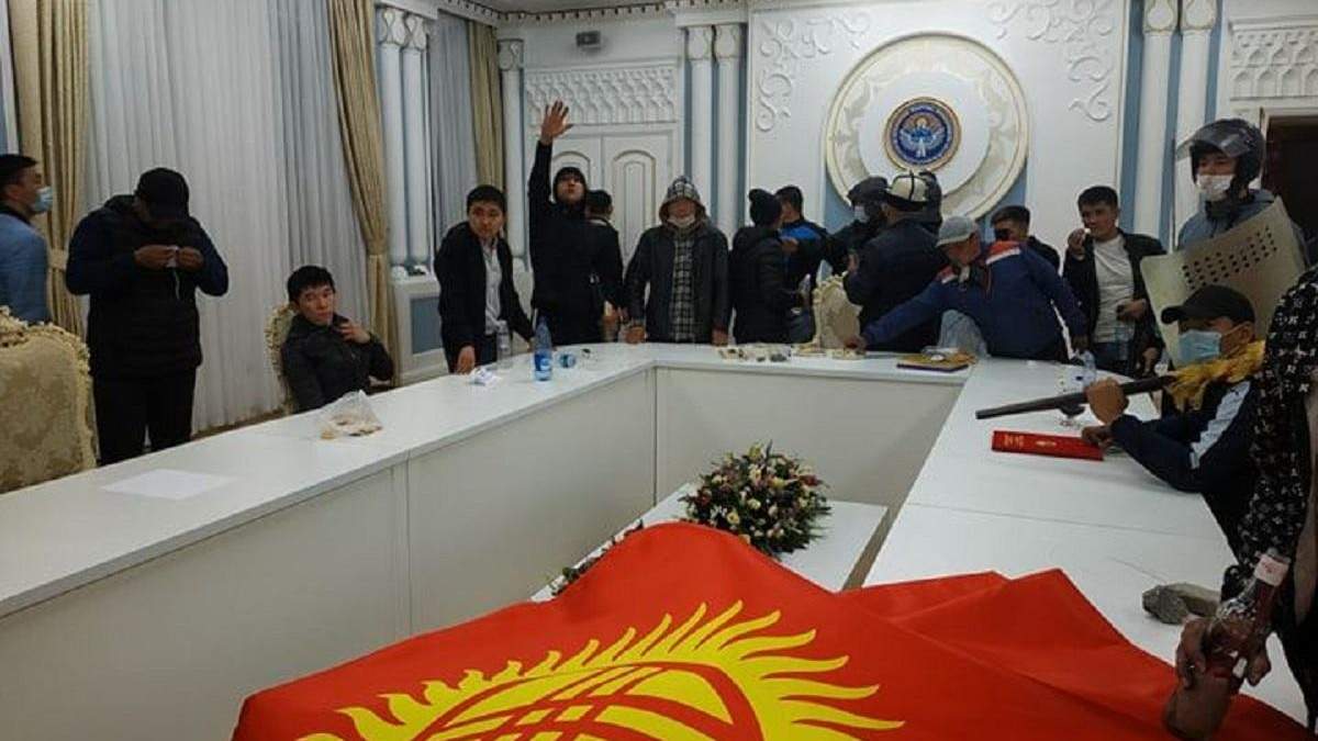 Киргизские протестующие захватили "белый дом" Киргизские протестующие захватили "белый дом"