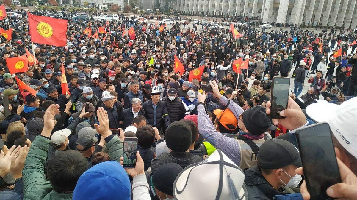 Під час протестів у Киргизстані почалися криваві сутички Під час протестів у Киргизстані почалися криваві сутички
