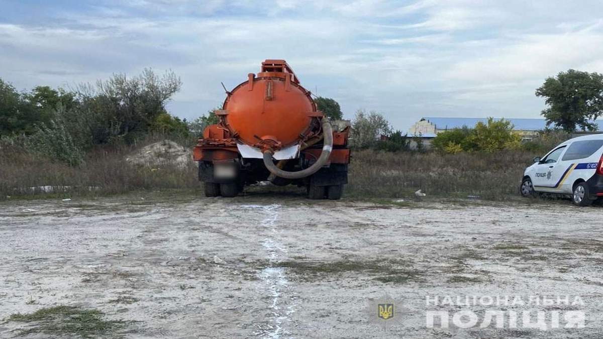 На Полтавщині зливали нечистоти в полі: фото На Полтавщині зливали нечистоти в полі: фото