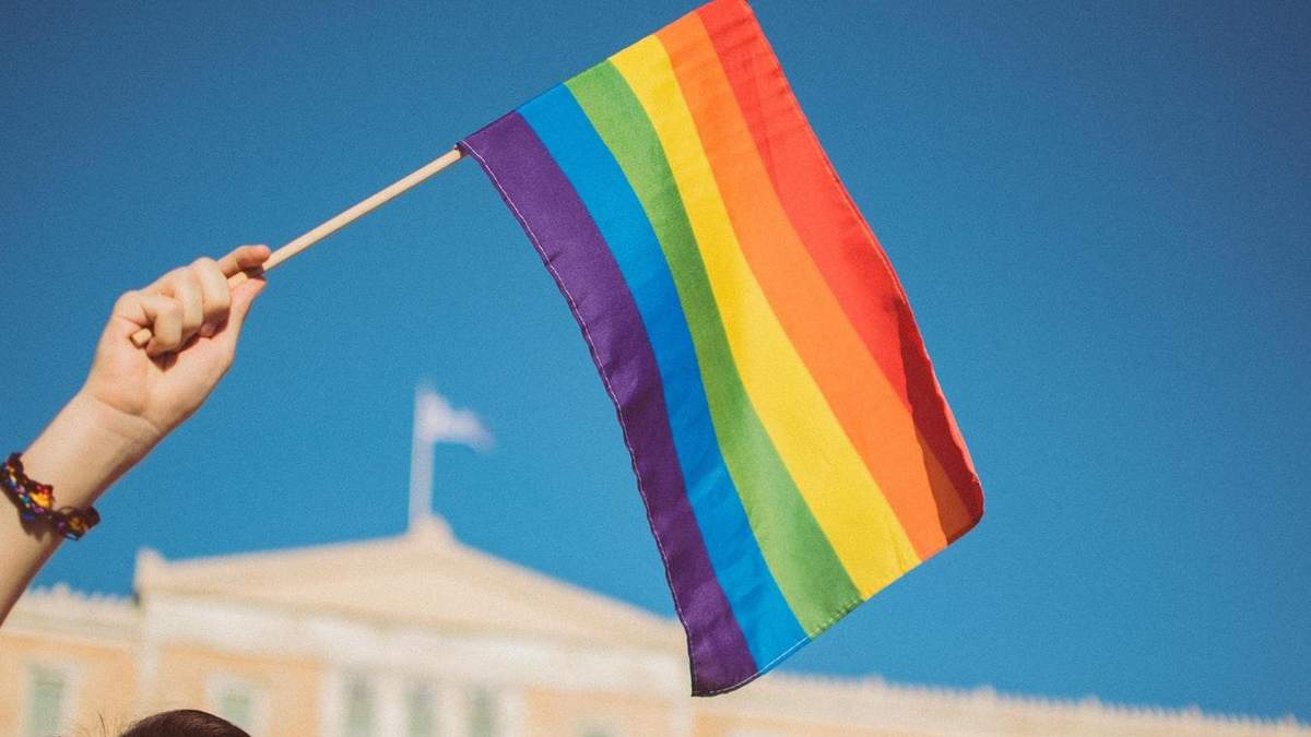 В РФ арестовали активиста, который развешивал флаги ЛГБТ в Москве В РФ арестовали активиста, который развешивал флаги ЛГБТ в Москве