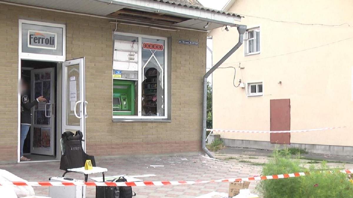 Мужчина и его несовершеннолетняя напарница грабили банкоматы в 4 областях: фото, видео Мужчина и его несовершеннолетняя напарница грабили банкоматы в 4 областях: фото, видео