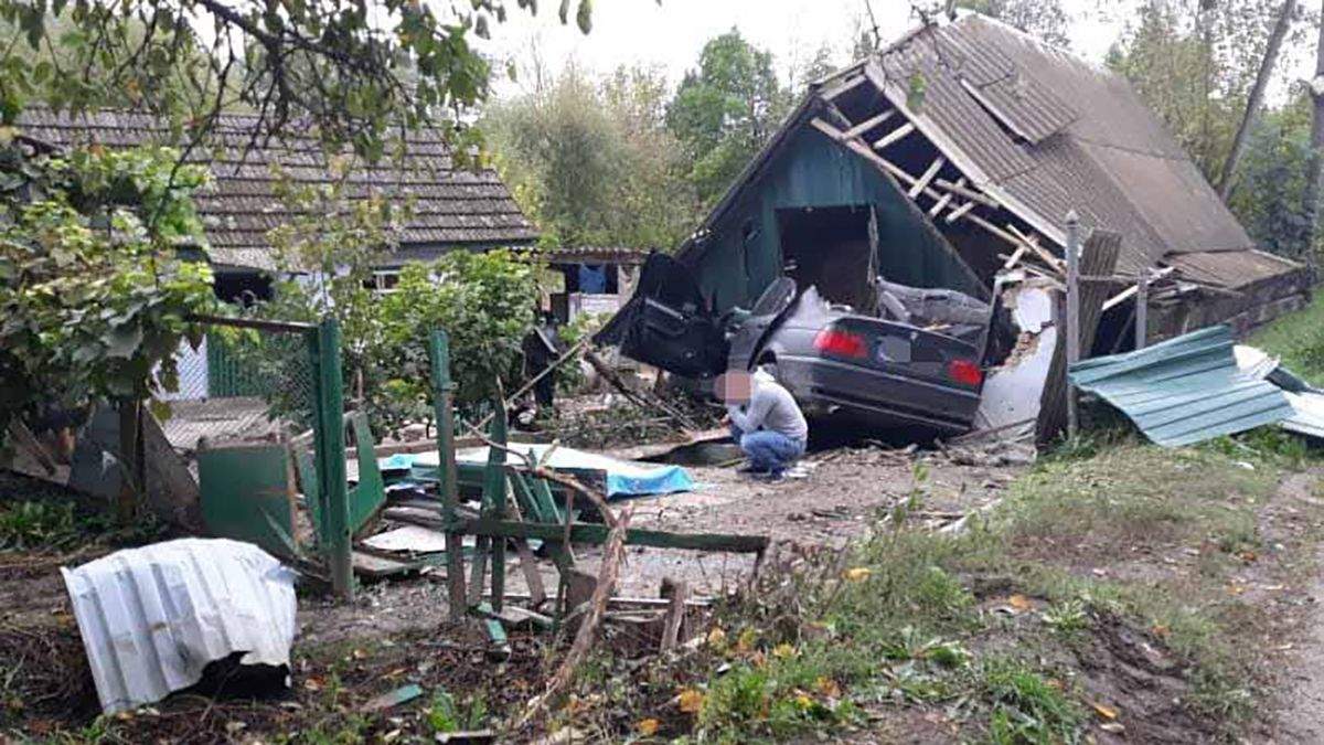 Автівка влетіла у сарай на Вінниччині: двоє людей загинули – фото Автівка влетіла у сарай на Вінниччині: двоє людей загинули – фото