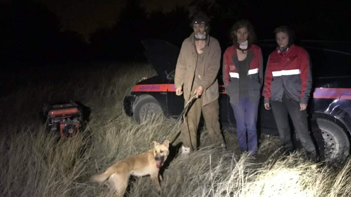 У Запоріжжі врятували собаку, який 5 місяців не міг вибратися з шахти У Запоріжжі врятували собаку, який 5 місяців не міг вибратися з шахти