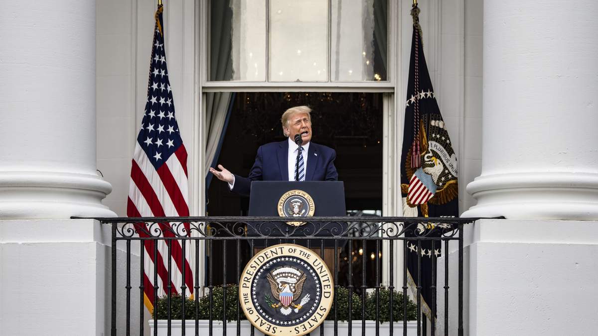Врач Трампа заявил, что президент уже не заразен Врач Трампа заявил, что президент уже не заразен