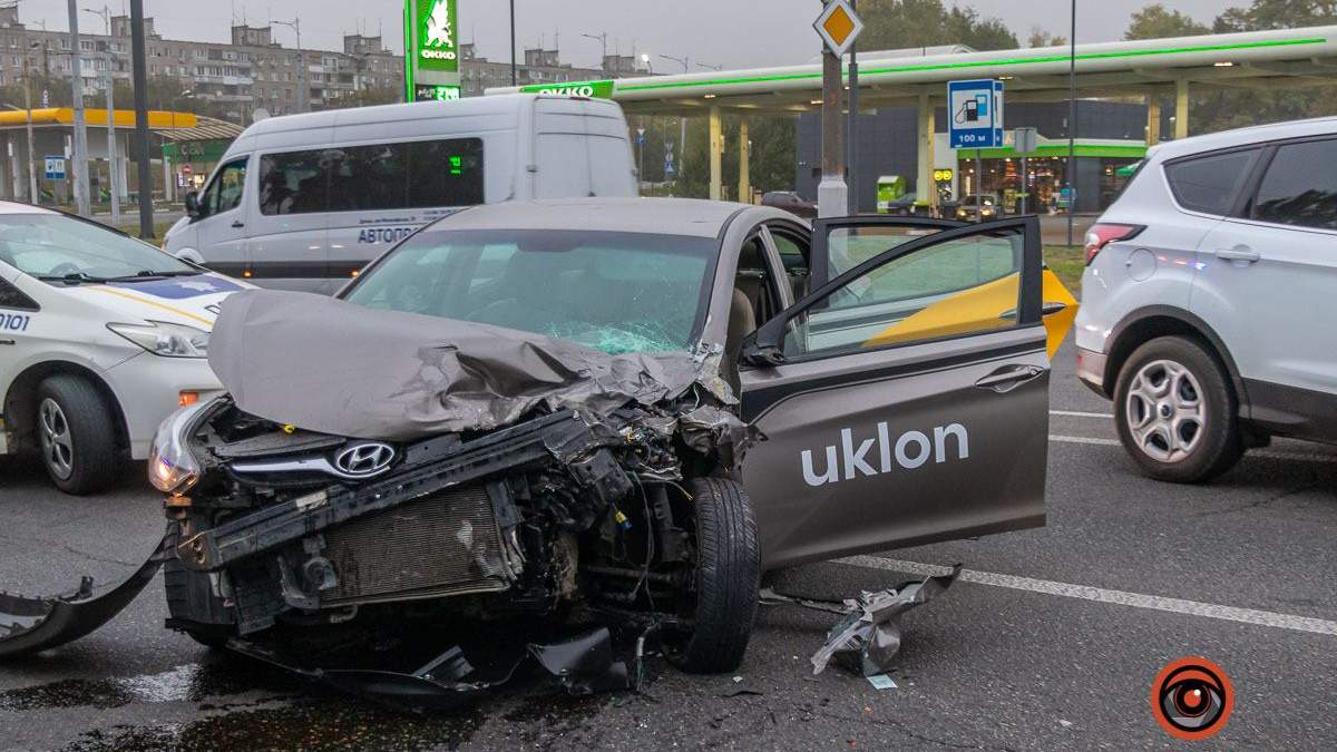 У Дніпрі 11 жовтня водій Uklon заснув та в'їхав у мікроавтобус, відео У Дніпрі 11 жовтня водій Uklon заснув та в'їхав у мікроавтобус, відео