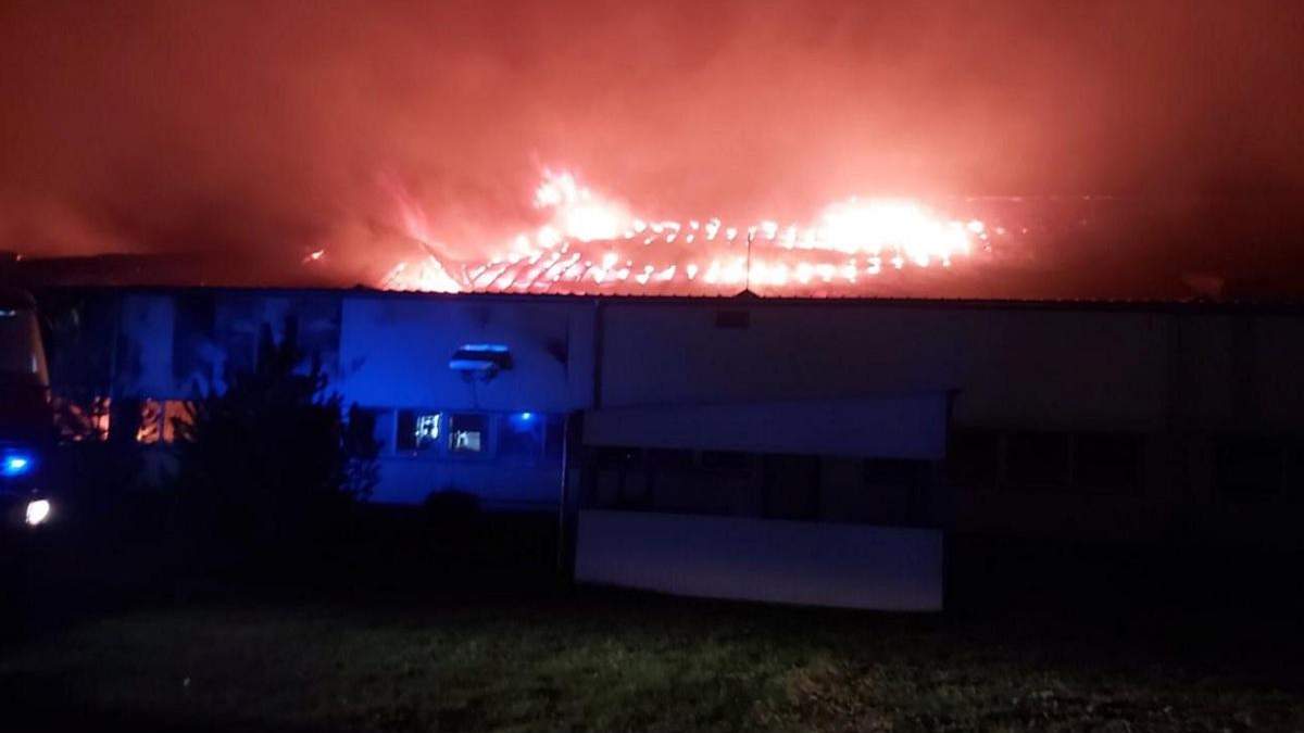 У Мукачеві горіла лижна фабрика Тиса 12.10.2020: фото У Мукачеві горіла лижна фабрика Тиса 12.10.2020: фото