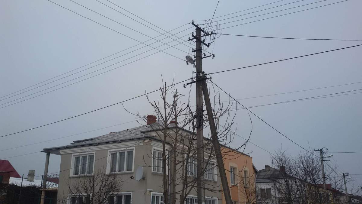 В Николаеве парень перелезал по проводам между домами В Николаеве парень перелезал по проводам между домами