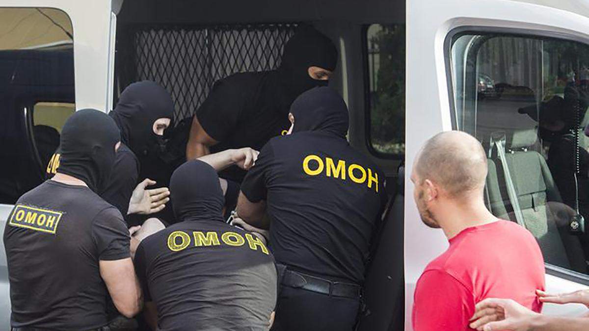 Оточили та били кийками: відео катувань білоруських протестувальників Оточили та били кийками: відео катувань білоруських протестувальників