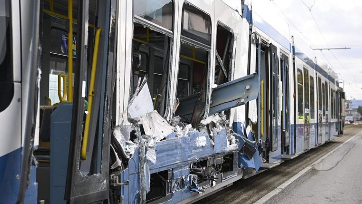 Аварія у Цюриху: вантажівка врізалася в трамвай – фото Аварія у Цюриху: вантажівка врізалася в трамвай – фото
