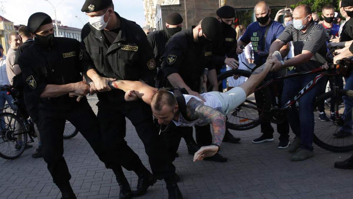 У Білорусі проти мітингувальників можуть застосувати бойову зброю У Білорусі проти мітингувальників можуть застосувати бойову зброю