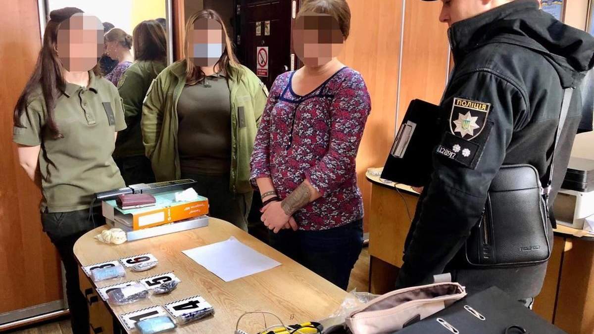 В Одесі спіймали лікарку, яка намагалася пронести наркотики до СІЗО В Одесі спіймали лікарку, яка намагалася пронести наркотики до СІЗО