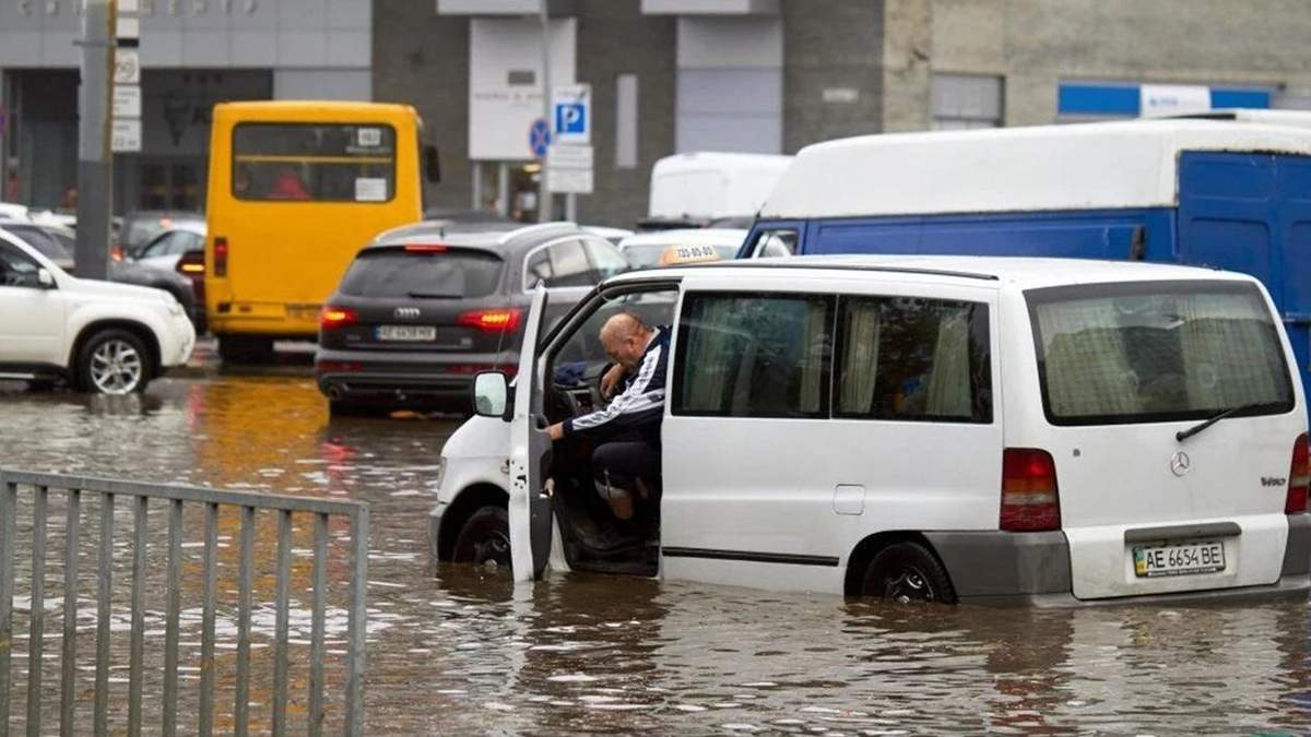Непогода в Днепре 11.10.2020: улицы города ушли под воду - фото Непогода в Днепре 11.10.2020: улицы города ушли под воду - фото