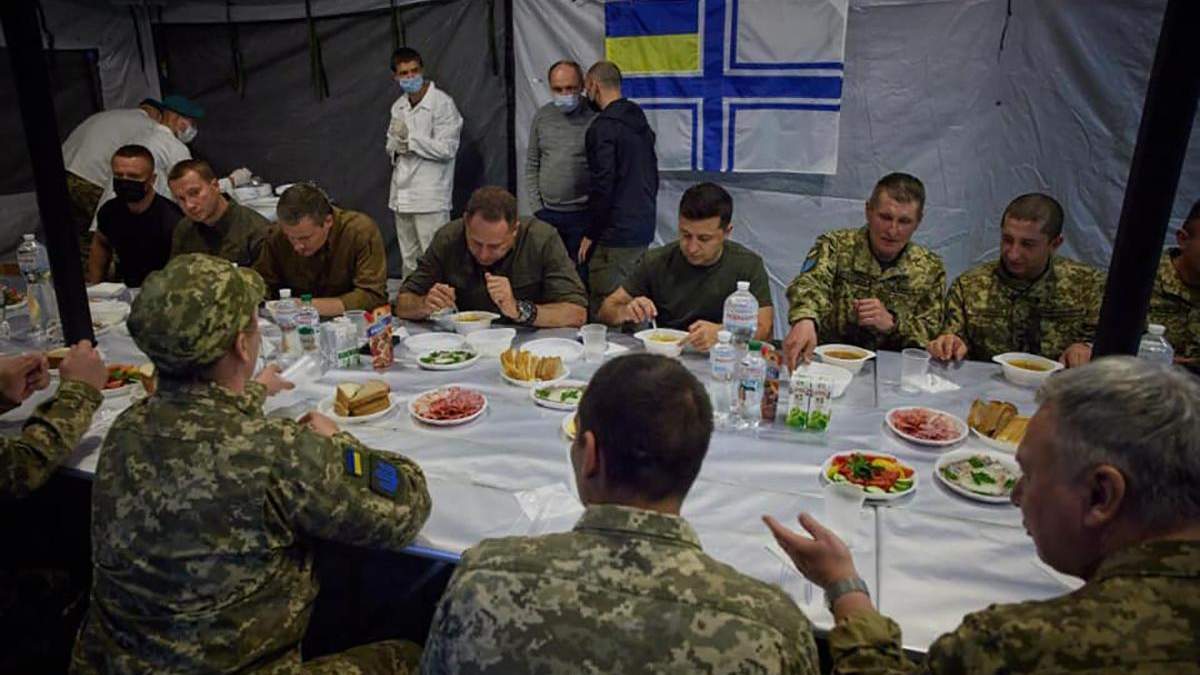 Єрмак прокоментував пусті тарілки військових за столом із Зеленським Єрмак прокоментував пусті тарілки військових за столом із Зеленським