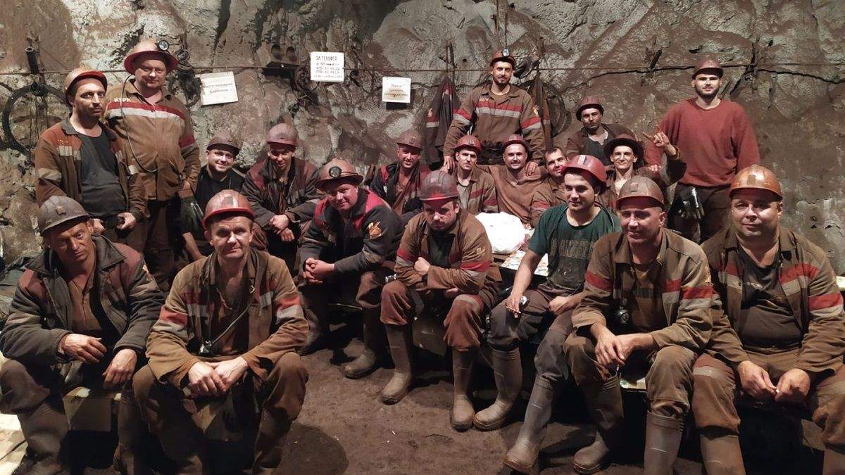 У Кривому Розі на КЗРК гірники та адміністрація досягли мирової угоди: страйкарі вже вийшли нагору У Кривому Розі на КЗРК гірники та адміністрація досягли мирової угоди: страйкарі вже вийшли нагору