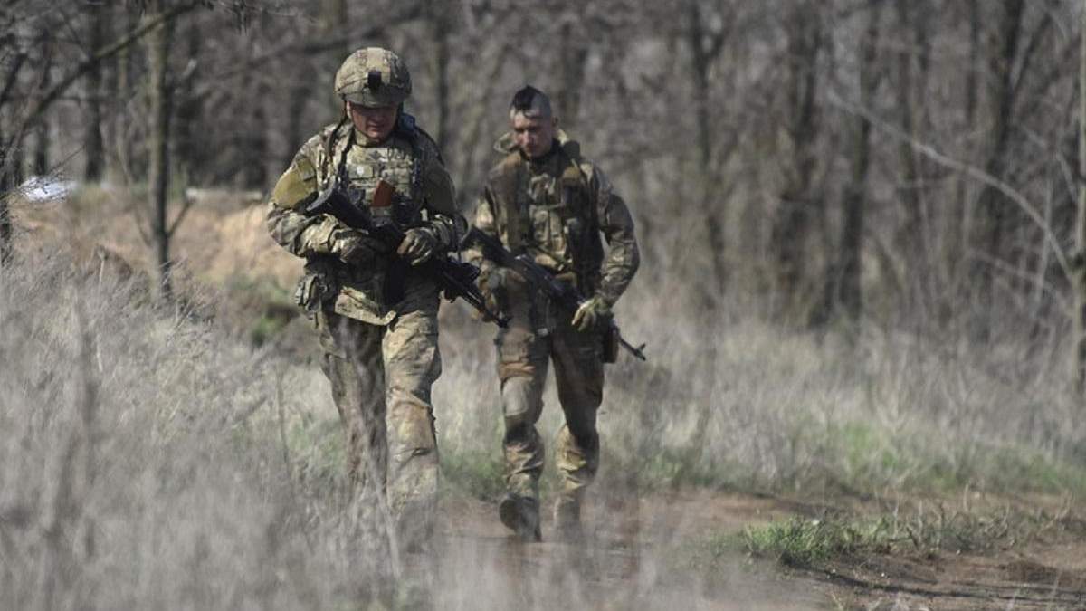 Боевики снова обстреливают украинских бойцов на Донбассе Боевики снова обстреливают украинских бойцов на Донбассе