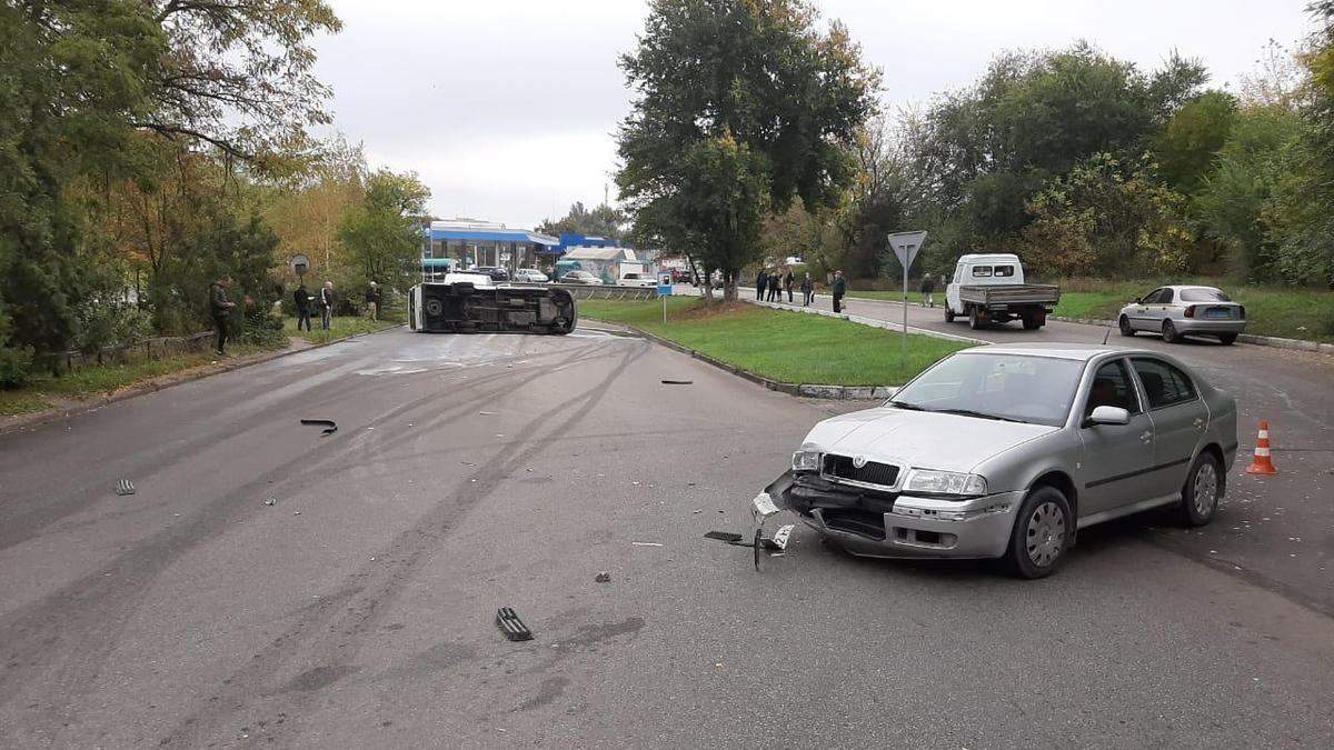 У Запоріжжі перекинулася маршрутка із пасажирами, є постраждалі У Запоріжжі перекинулася маршрутка із пасажирами, є постраждалі