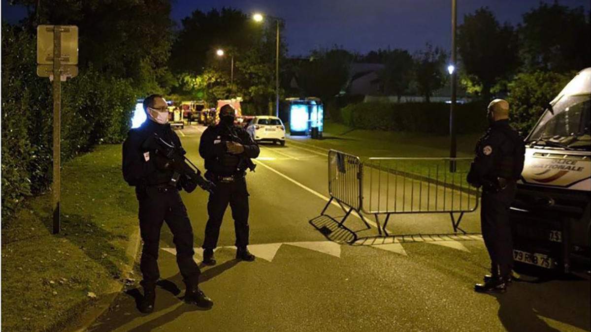 Во Франции обезглавили учителя Во Франции обезглавили учителя
